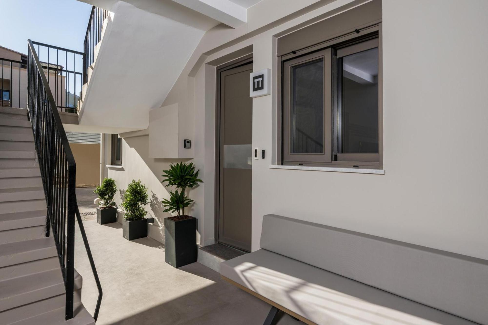 Π Suite Project: Smart Bnb Chania  Luaran gambar
