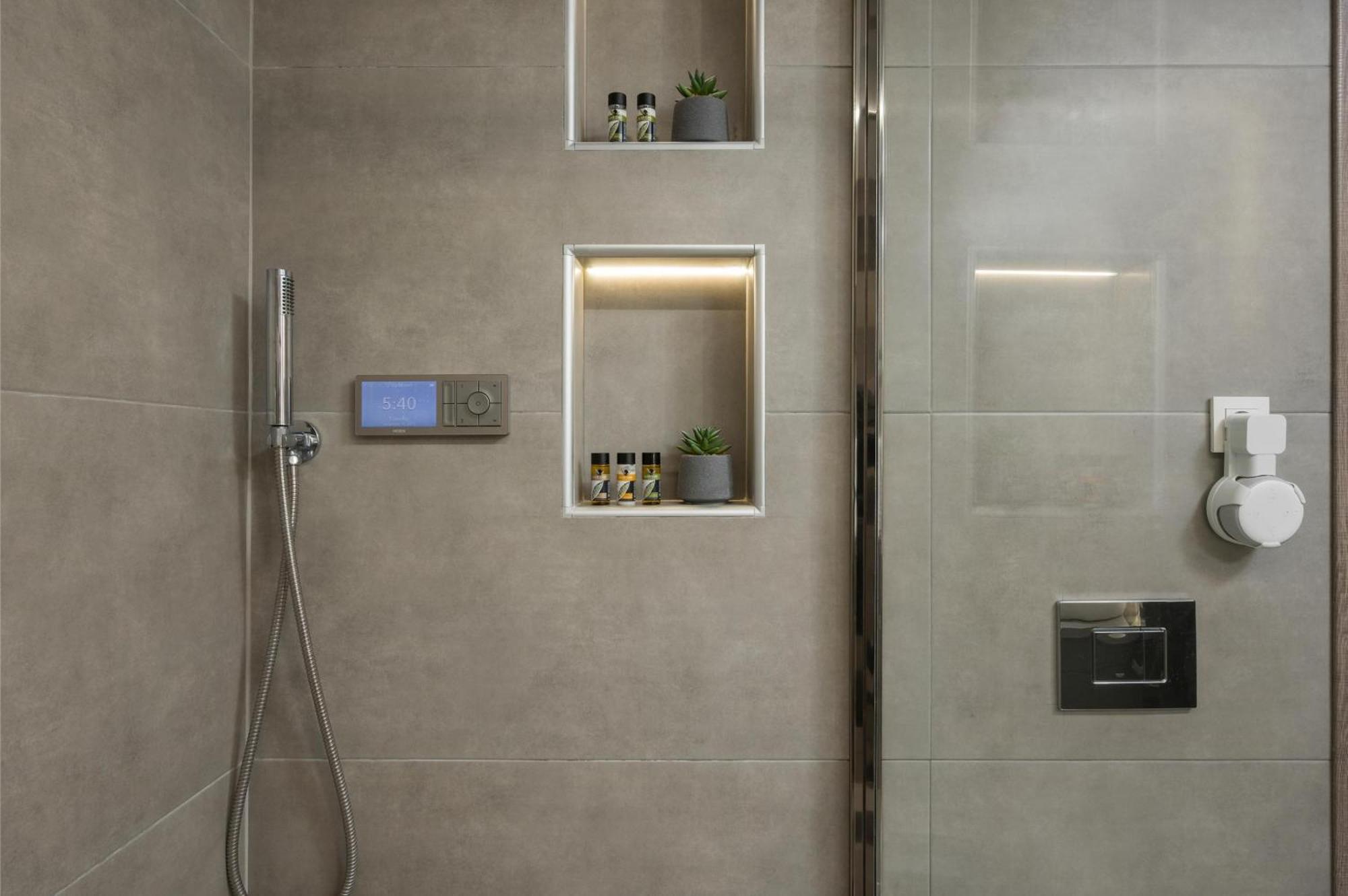Π Suite Project: Smart Bnb Chania  Luaran gambar