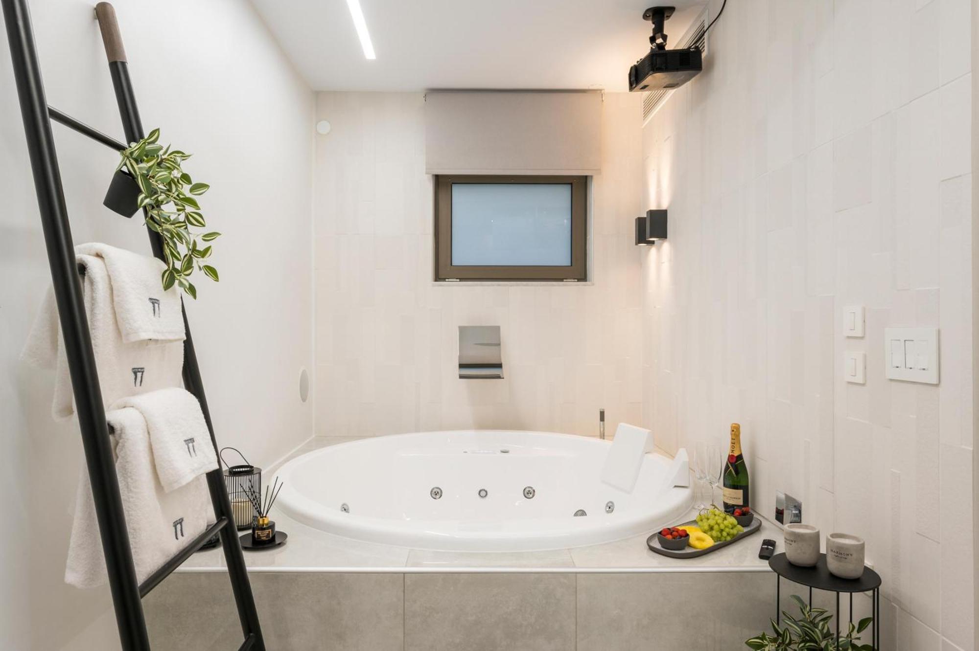 Π Suite Project: Smart Bnb Chania  Luaran gambar
