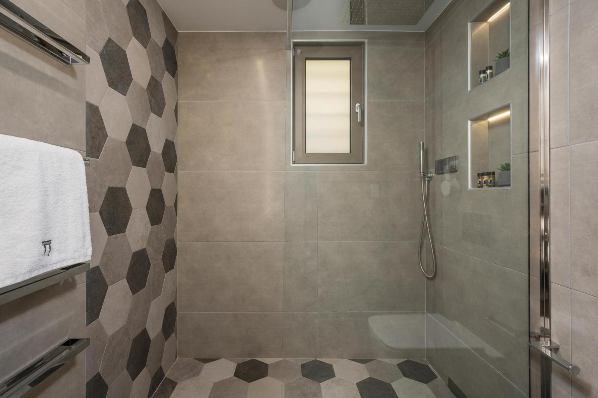 Π Suite Project: Smart Bnb Chania  Luaran gambar