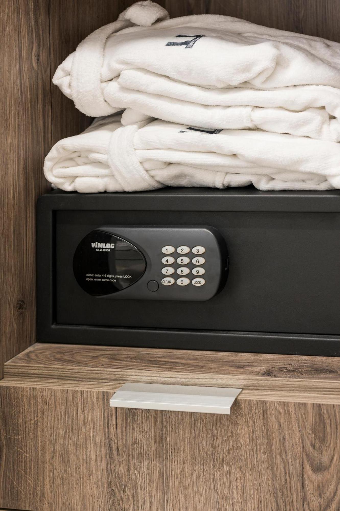 Π Suite Project: Smart Bnb Chania  Luaran gambar